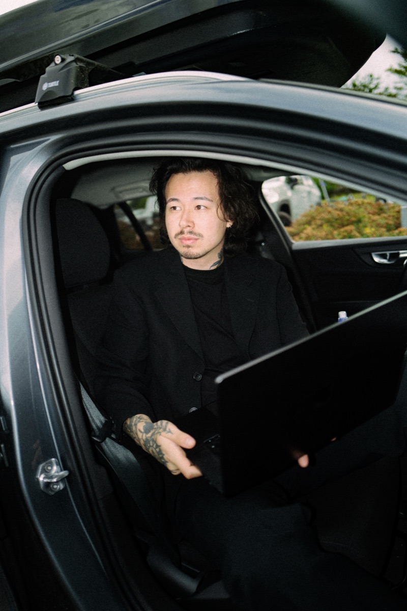 Anton Jerkeby på väg till jobb, i bilen med laptop