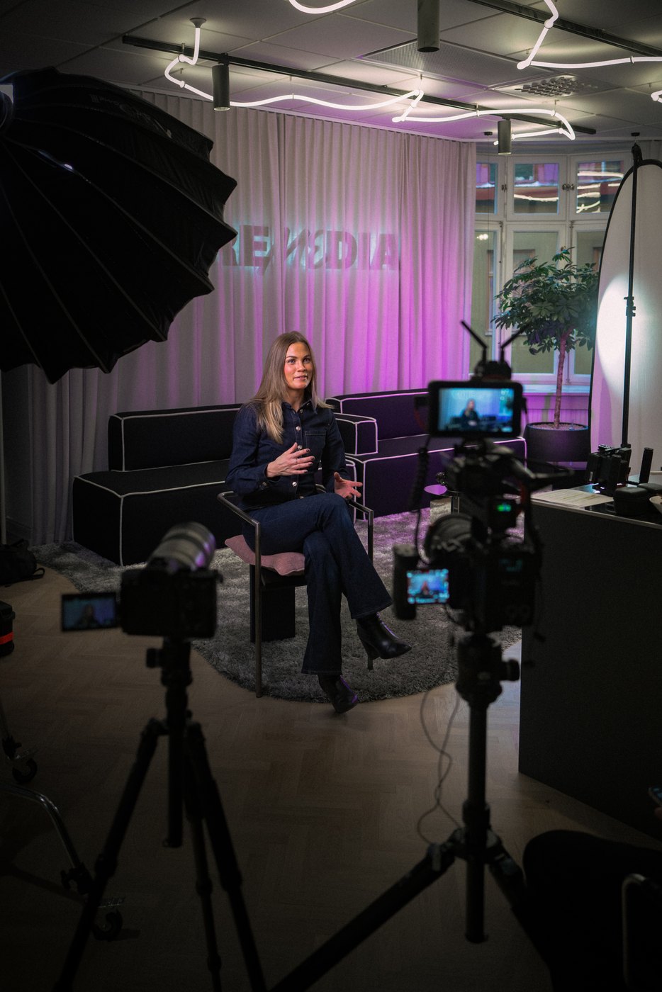 Bakom kulisserna, Intervjuinspelning i studio