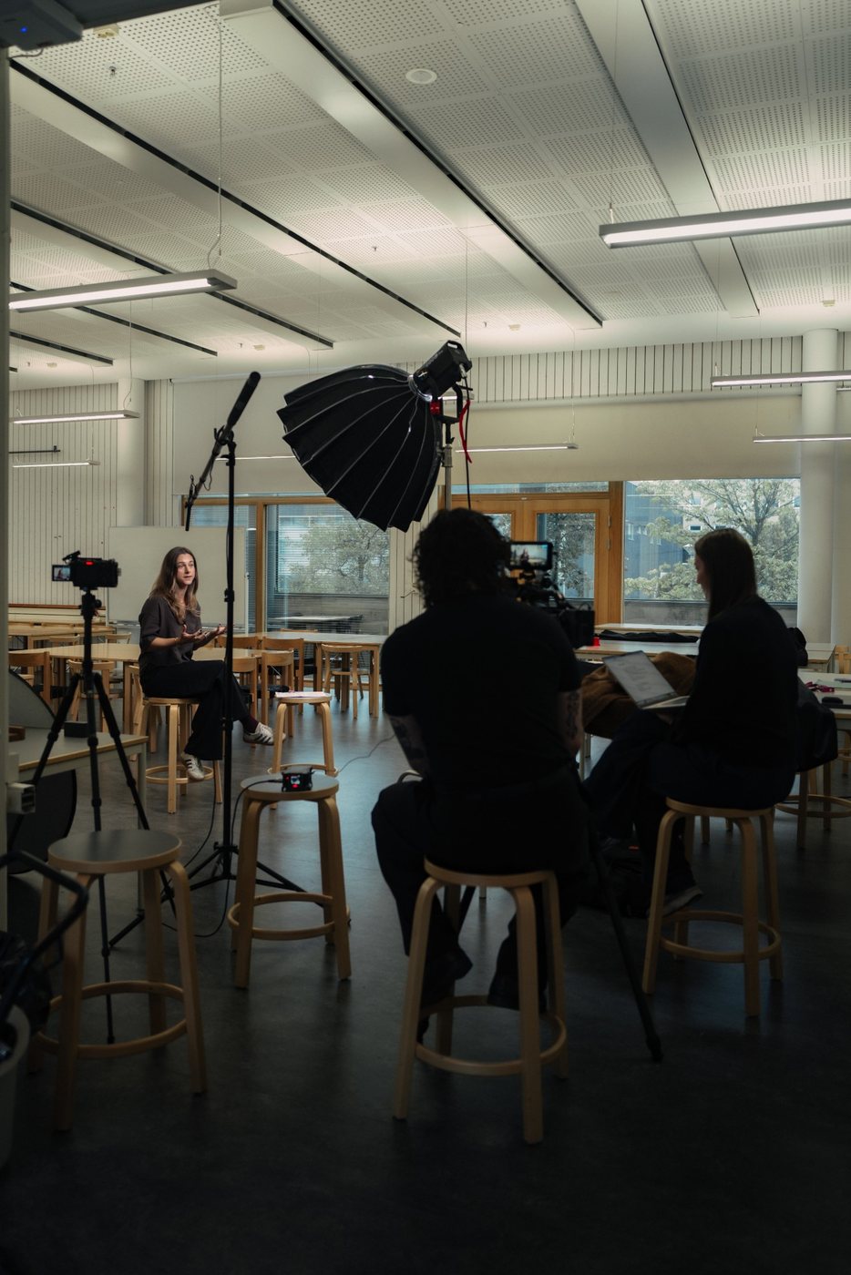 Bakom kulisserna, Intervjuinspelning i skolsal