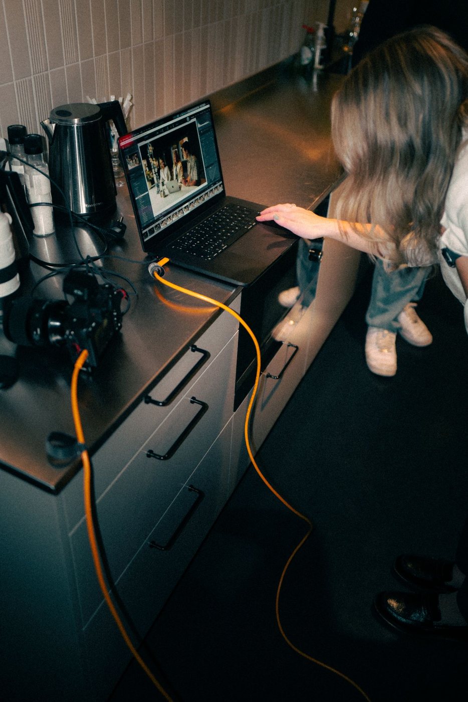 Bakom kulisserna, Fotografering med datorn på plats