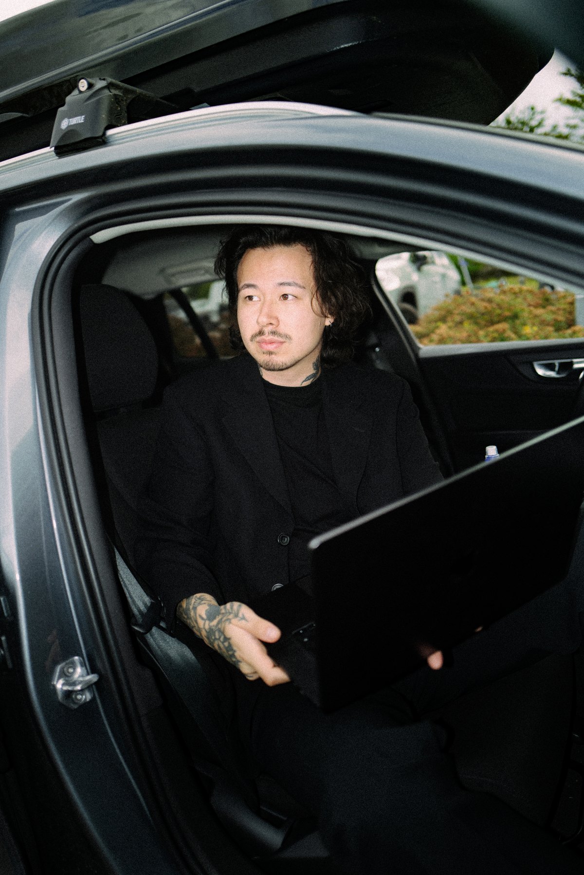 Anton Jerkeby med laptopen i bilen