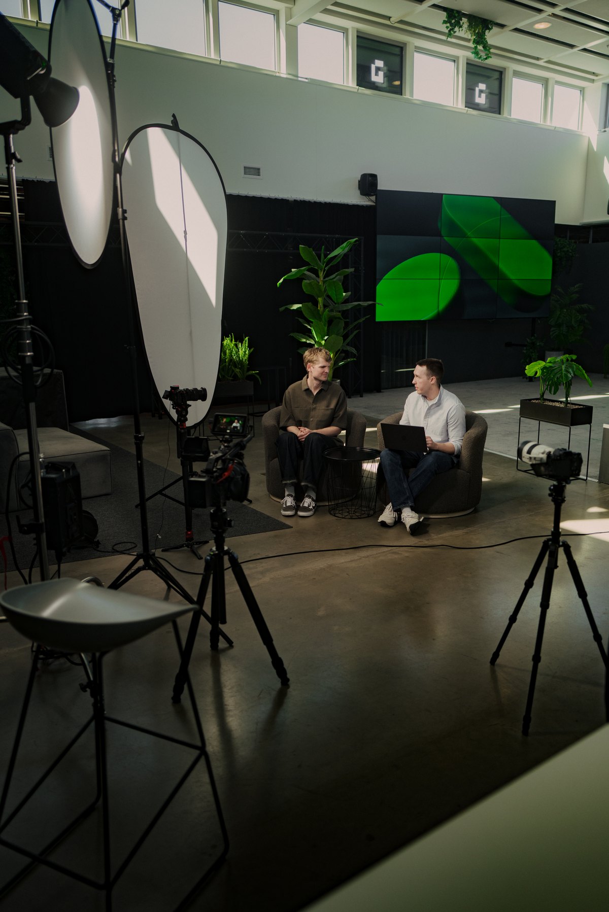 Intervjuinspelning i en studio, med ljus och kamera